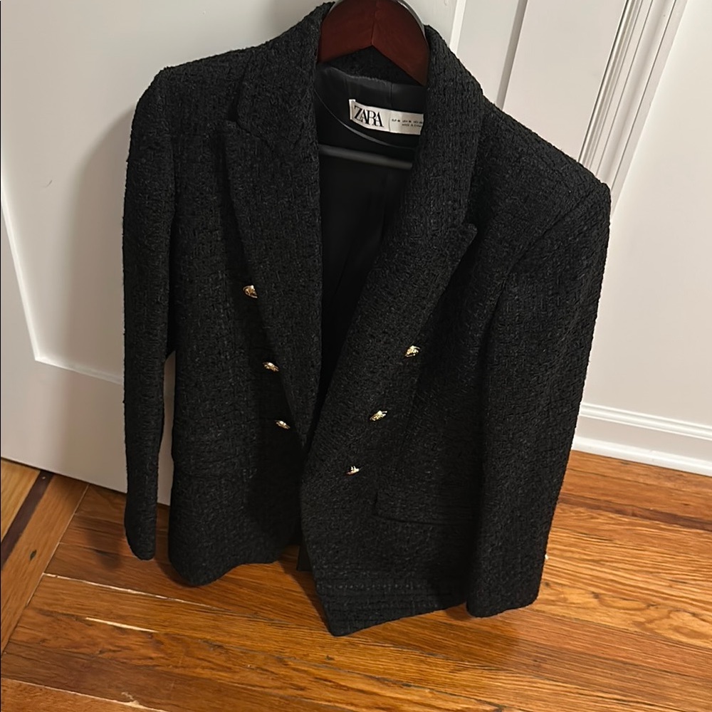 Zara Black Tailored Blazer for a Polished Look